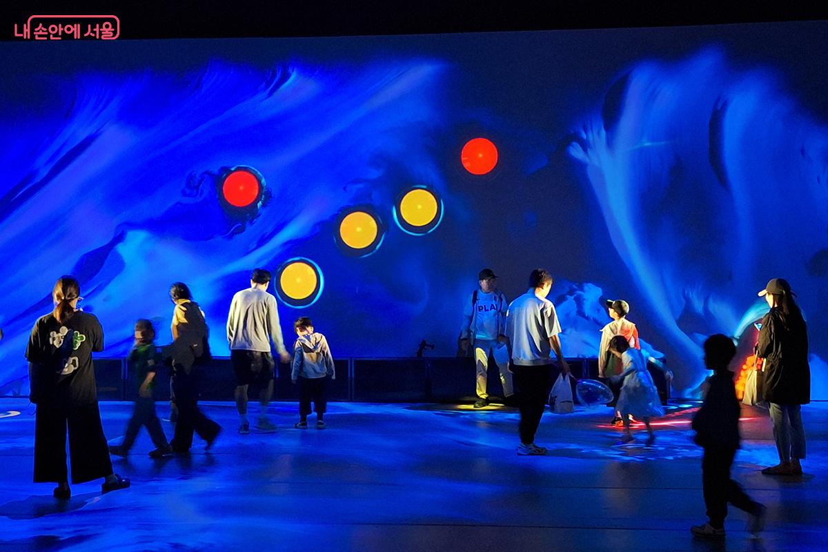 관객들은  자신들의 몸짓과 발길이 빛의 파동에 반응하며 음악처럼 변주되는 순간, ‘내가 작품의 일부가 되었구나’ 하는 전율이 느낀다.