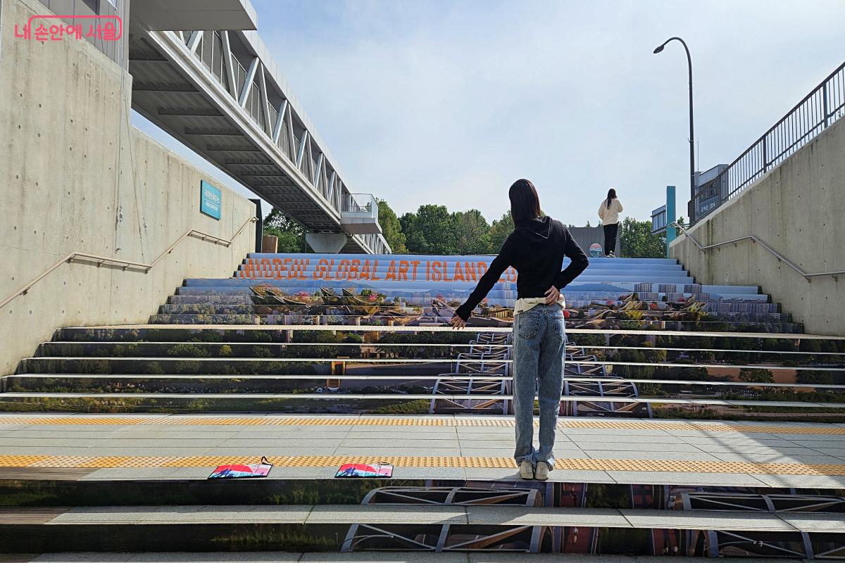 새롭게 변신할 ‘노들 글로벌 예술섬’의 모습을 랩핑한 계단. 멋진 포토존이 되었다. ⓒ이선미
