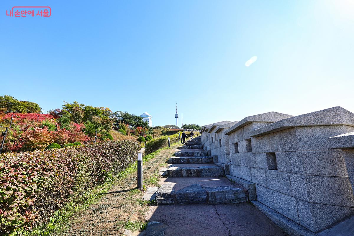 성곽길을 따라 오르며 인생샷을 남겨보자. ©김주연