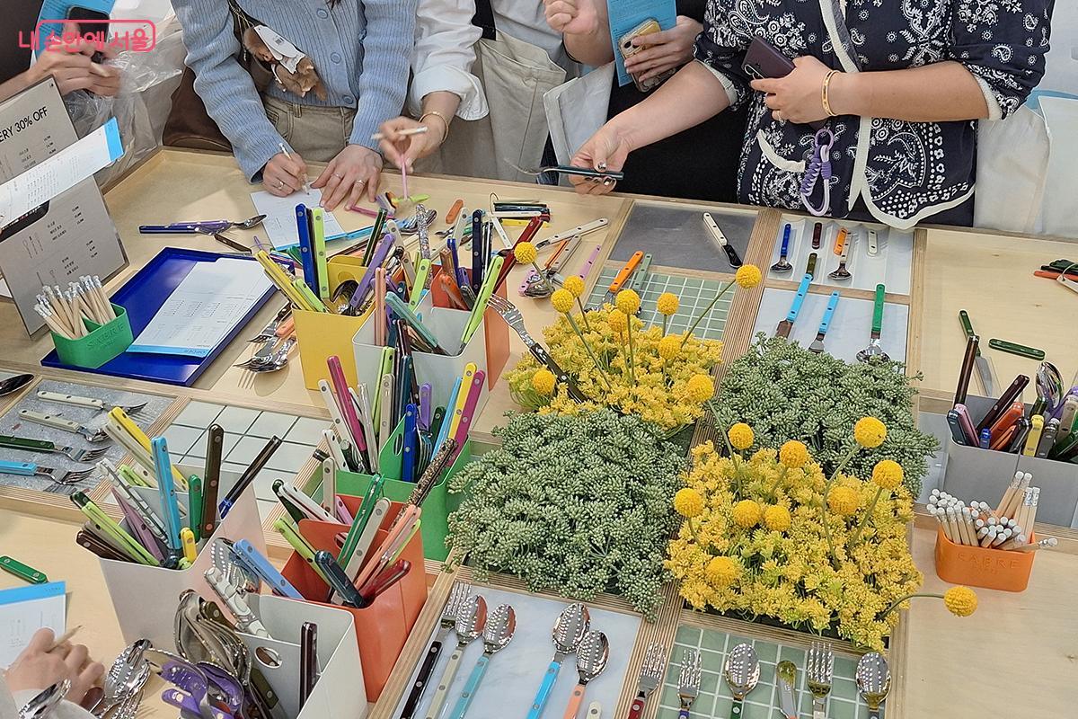 '사브르(SABRE Paris)'의 제품들은 다양한 색상의 컬러와 고전적인 디자인이 돋보인다. ©백승훈