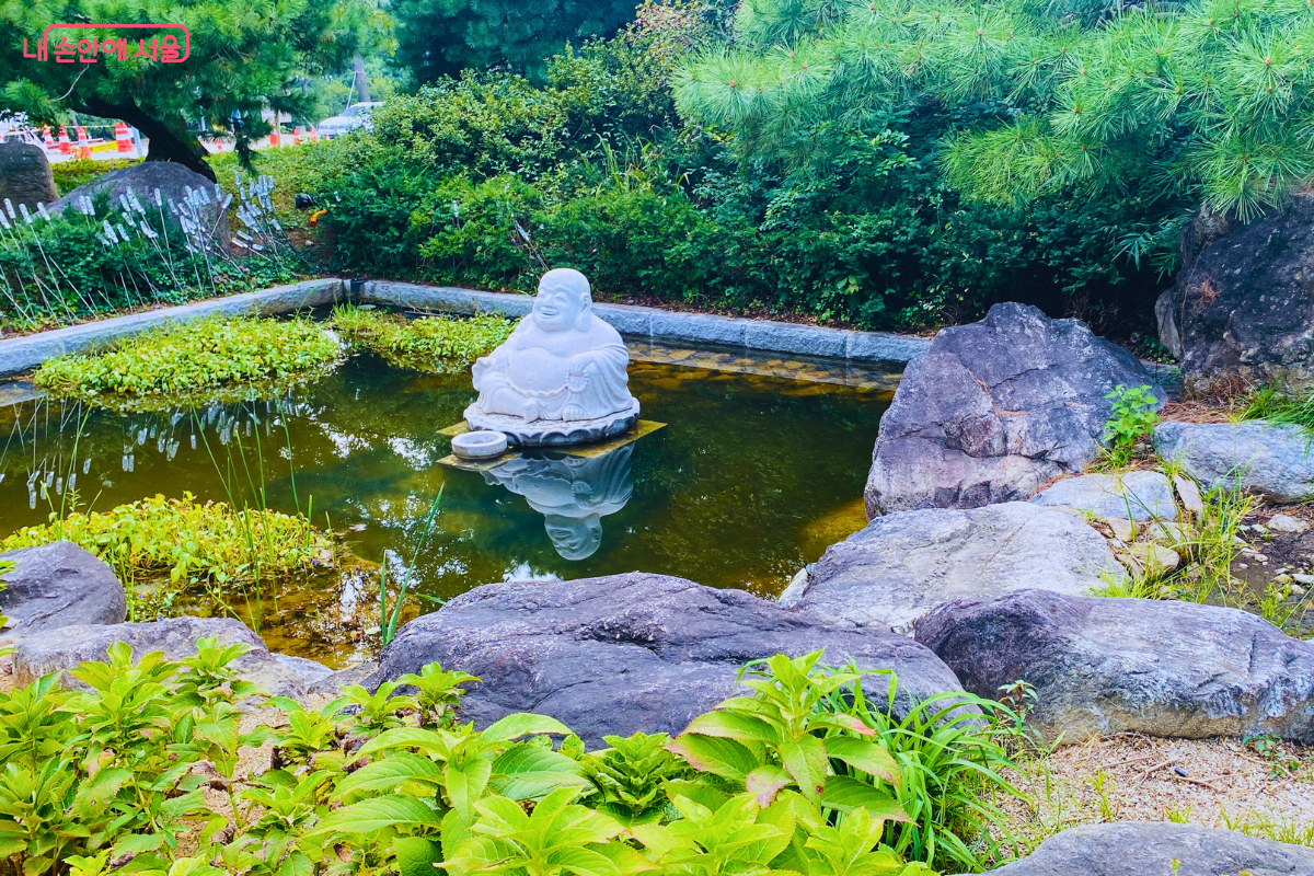 봉은사 진여문 옆 작은 연못에 모셔진 포대화상 석불 &copy;양정화