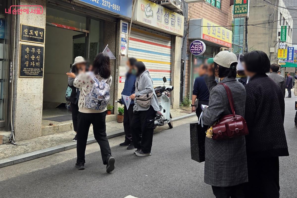 을지로 인쇄골목 안쪽, 빌딩 벽에 '이순신 생가터 안내판'이 붙어 있다. ©김미선