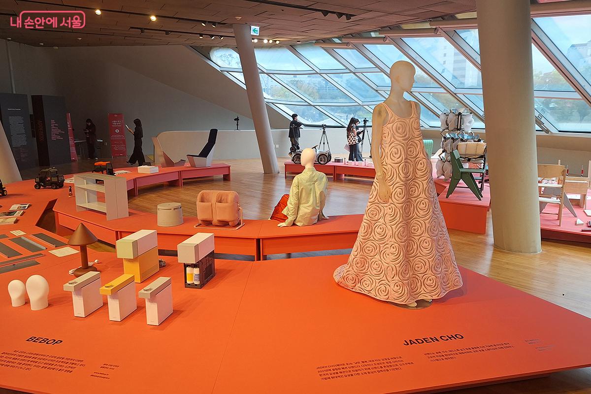 '이간수문전시장'에서 열리는 '어펜딕스' 전시에 디자인 스튜디오 12곳이 산업 디자인의 전 과정을 공개하고 있다. ©이혜숙