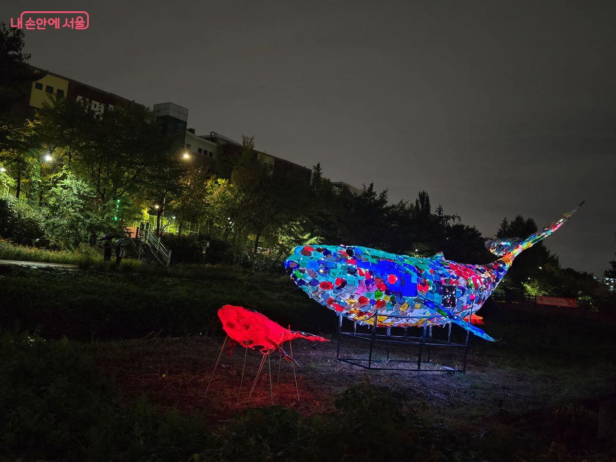 김상연 작가의 <우주를 유영하는 고래> ©김한기