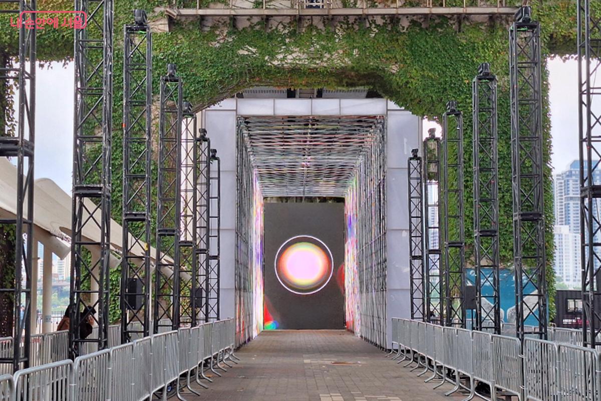 메인 테마 중 청담대교 밑에 만들어진 유환 작가의 <빛의 터널> 작품이 가장 먼저 시선을 사로잡는다.