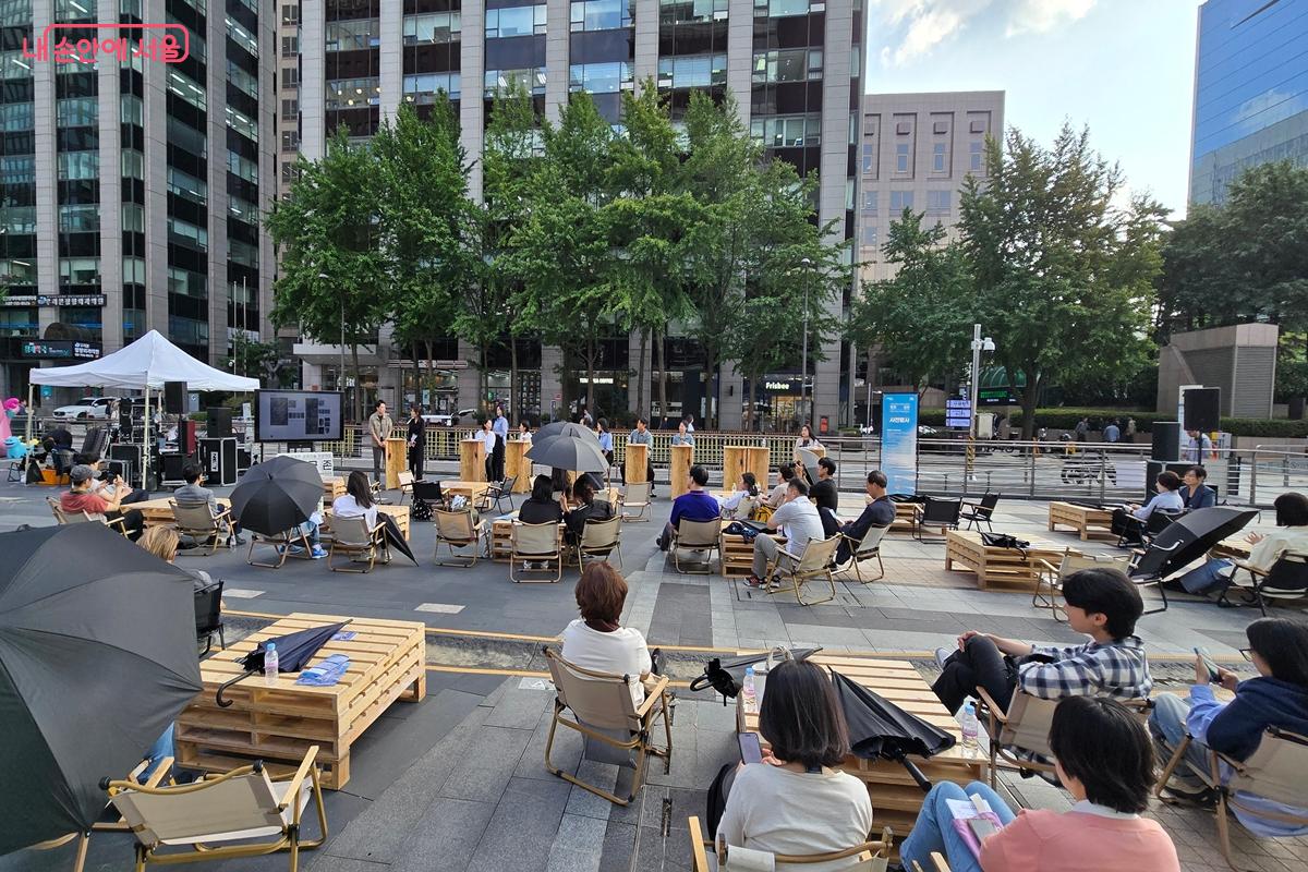 작가와 함께하는 오픈 토크가 열린 청계광장 ©김윤경