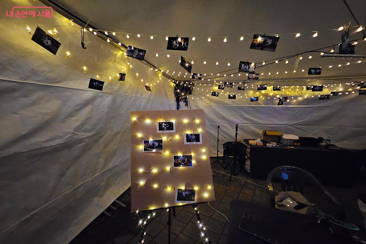 빛을 빠르게 움직여 사진에 담아내는 경희대학교의 빛놀이 프로그램 ©이정민