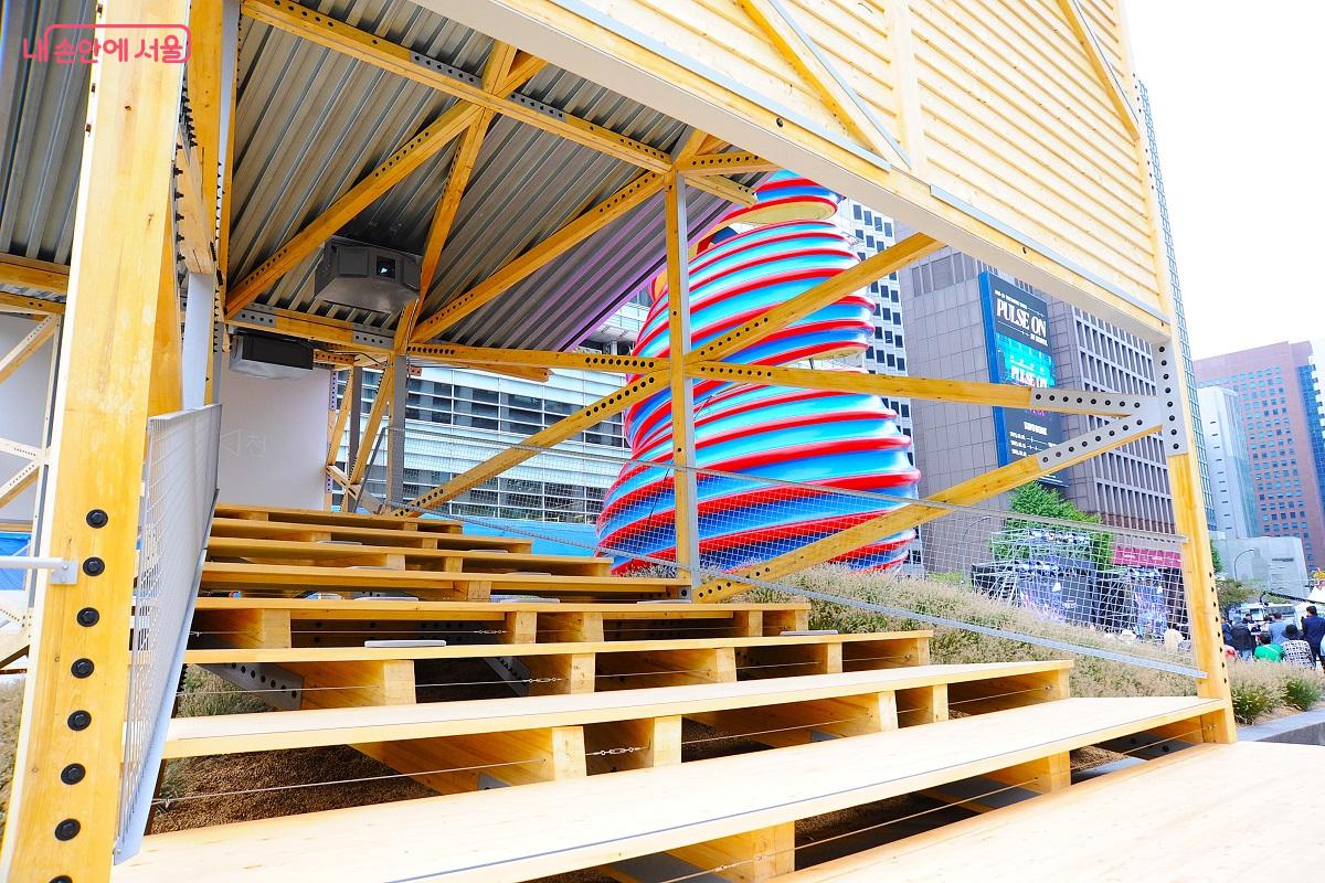 <커넥천 파빌리온>에 들어서면 <스프링>을 가까이서 관람할 수 있다. ©조수봉