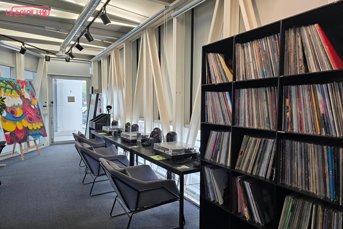  방문객들이 음반과 감상에 오롯이 집중할 수 있도록 인테리어가 바뀌었다. ©강사랑