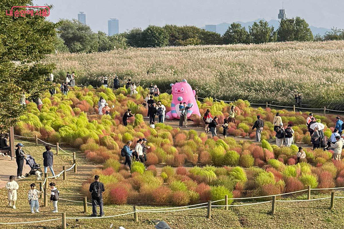 해치 설치물 앞에서 추억을 남기는 사람들 ©김미정