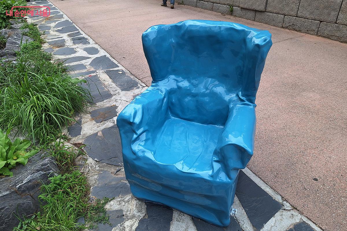 푸른색과 녹색 등 다양한 색으로 다시 태어난 의자들과 소파들은 마치 도시의 시간이 감각적으로 되살아난 듯한 착각을 불러일으킨다. ©이혜숙