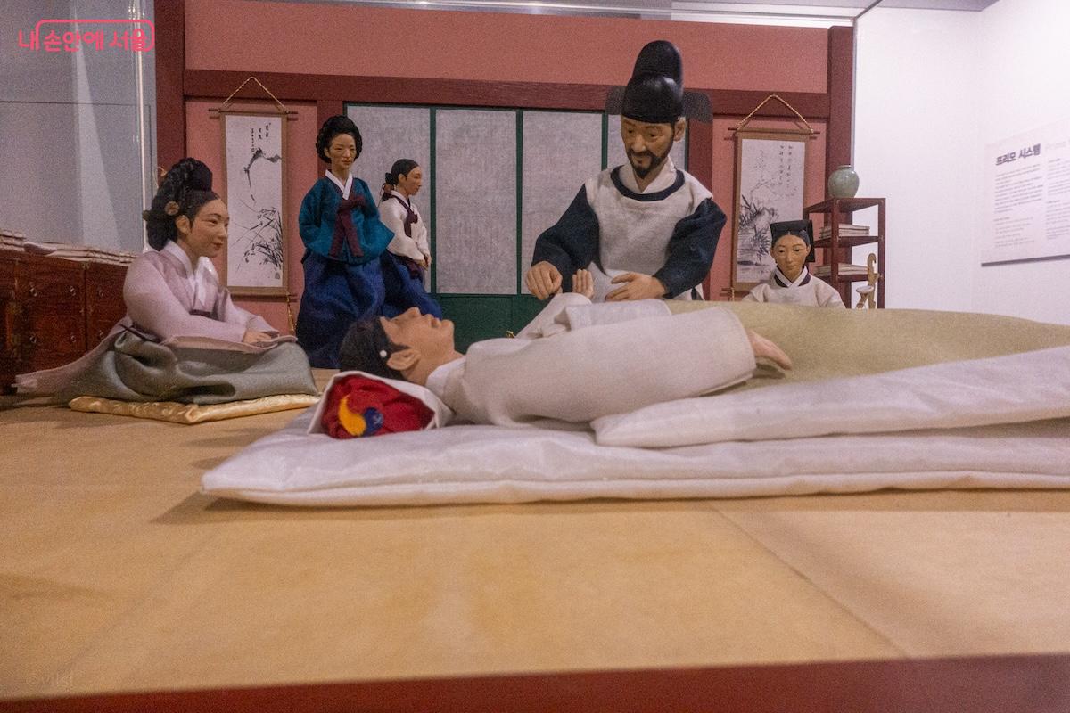 침의를 불러 치료를 받는 왕실의 모습을 재현한 디오라마 ©서울약령시한의약박물관