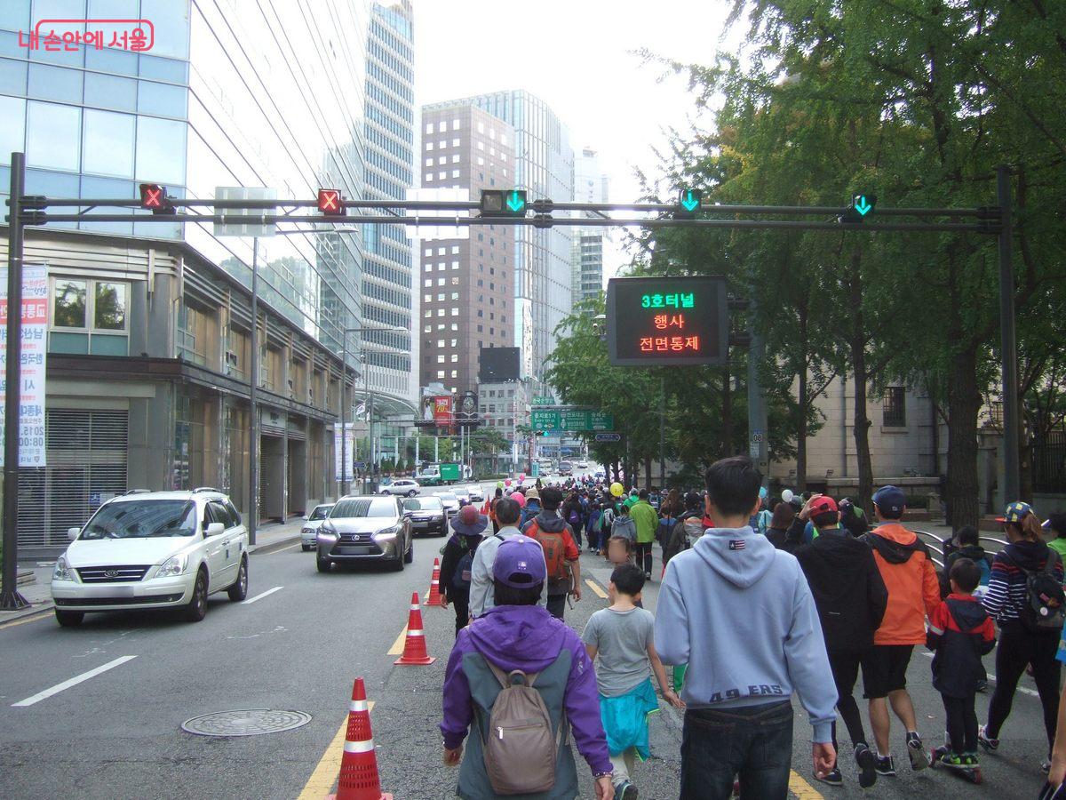 서울시 걷기 행사 중 소공로 가변차로 구간을 지나는 모습 ©한우진