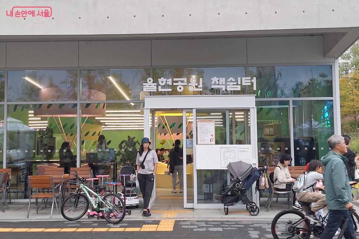 '율현공원 책쉼터' 실내에서 '클레이 화분', '조화액자 만들기' 등의 체험 공간이 마련되어 시민들의 큰 호응을 얻었다. ©이혜숙