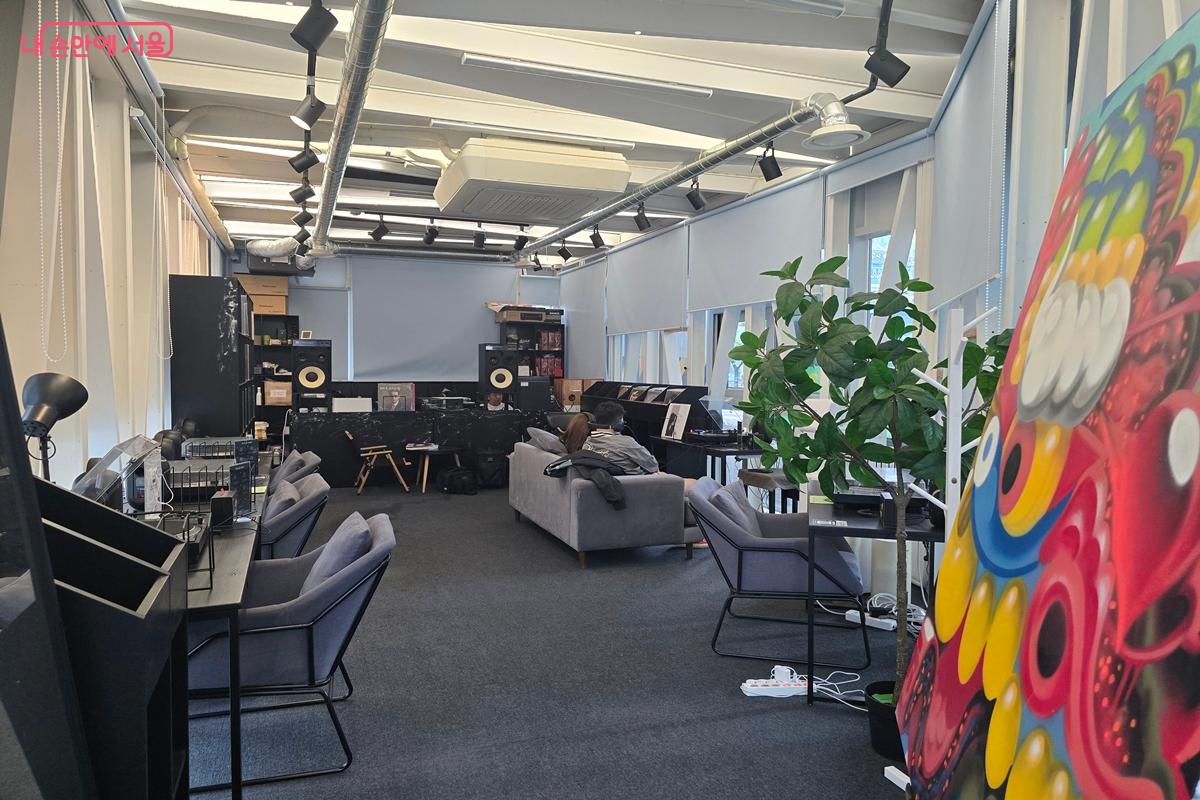 도봉구가 2021년에 개관해 올해 운영 5년차에 접어든 'OPCD 바이닐' ©강사랑