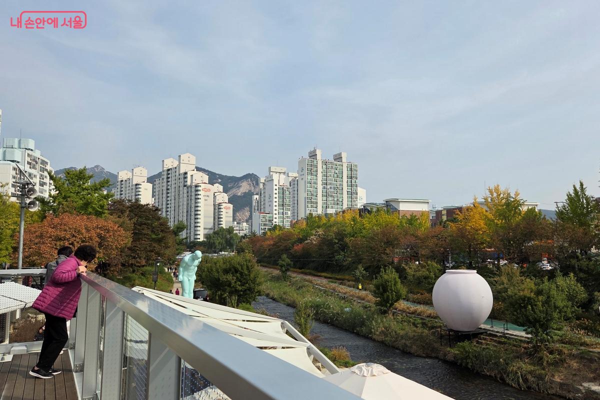 당현천을 바라보며 ‘물멍’을 즐기고,  불암산 전경까지 볼 수 있다. ©김미선