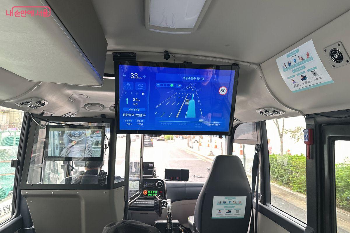 중앙 모니터에는 주변 차량과 보행자가 실시간으로 표시된다. ©김재형