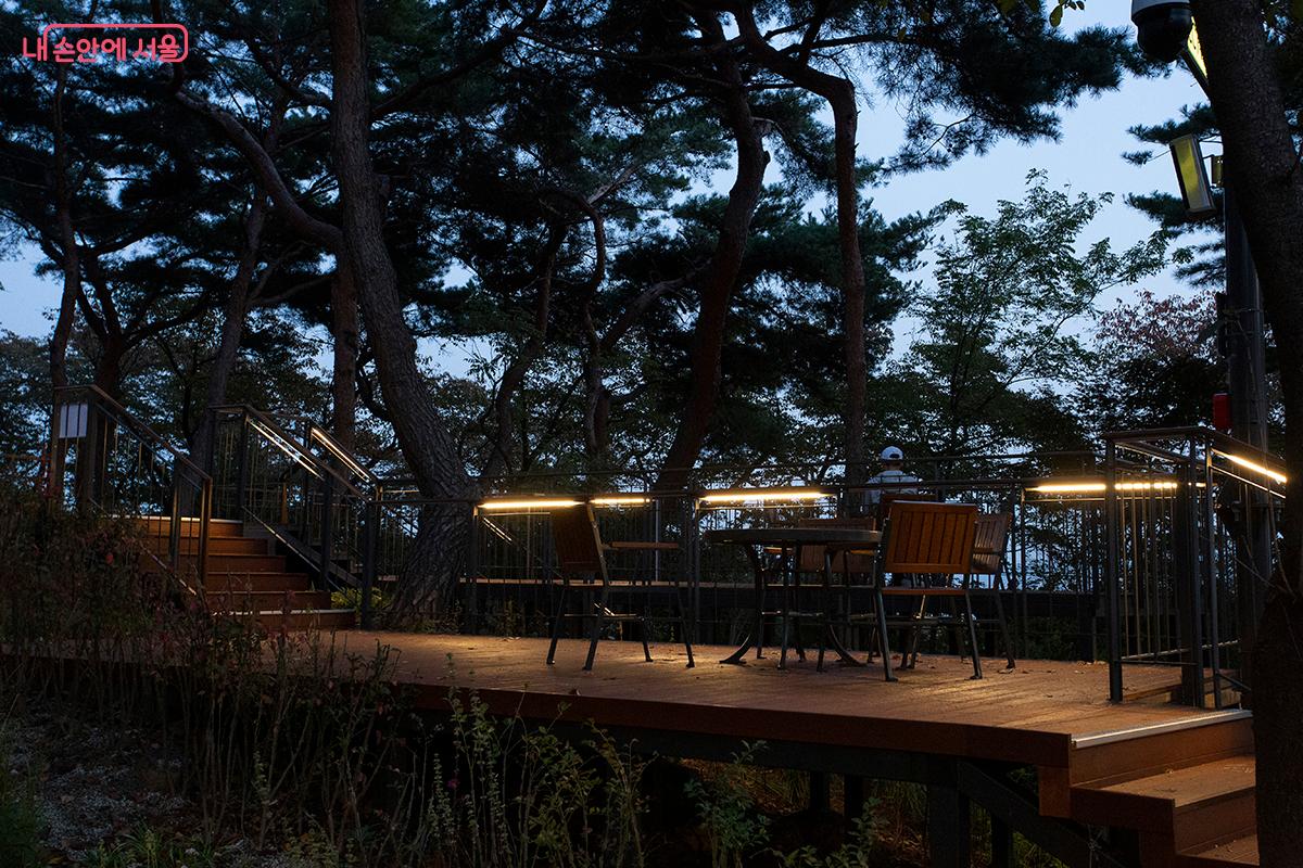 완만한 경사의 무장애 데크길 걷는 시민들이 안전하고 편안하게 밤 산책을 즐고 있다. &copy;황재천