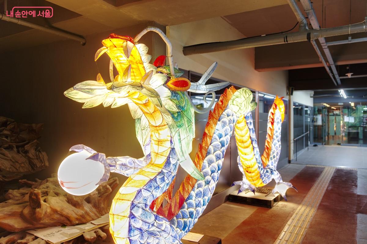 박물관 입구에서부터 재미난 구경 거리가 있어 흥미로운 느낌이 든다