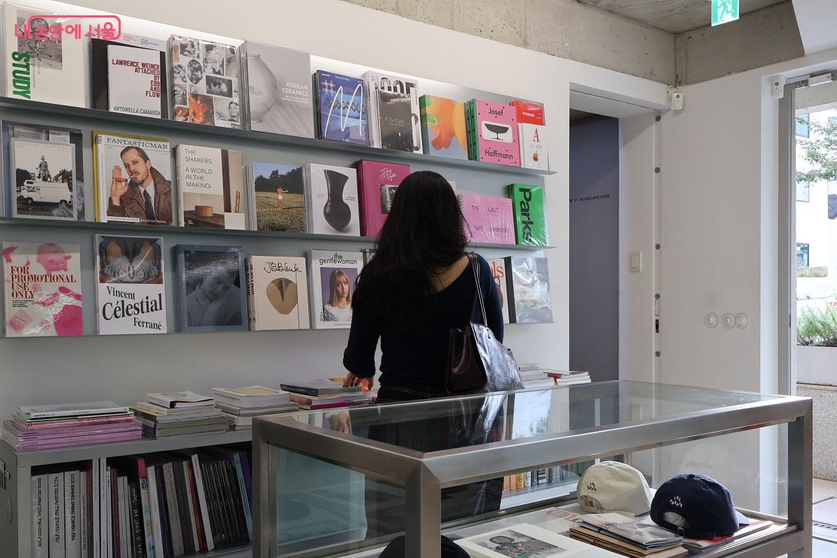 다양하고 전문적인 패션, 아트, 디자인 잡지 등이 진열되었다. ©이봉덕