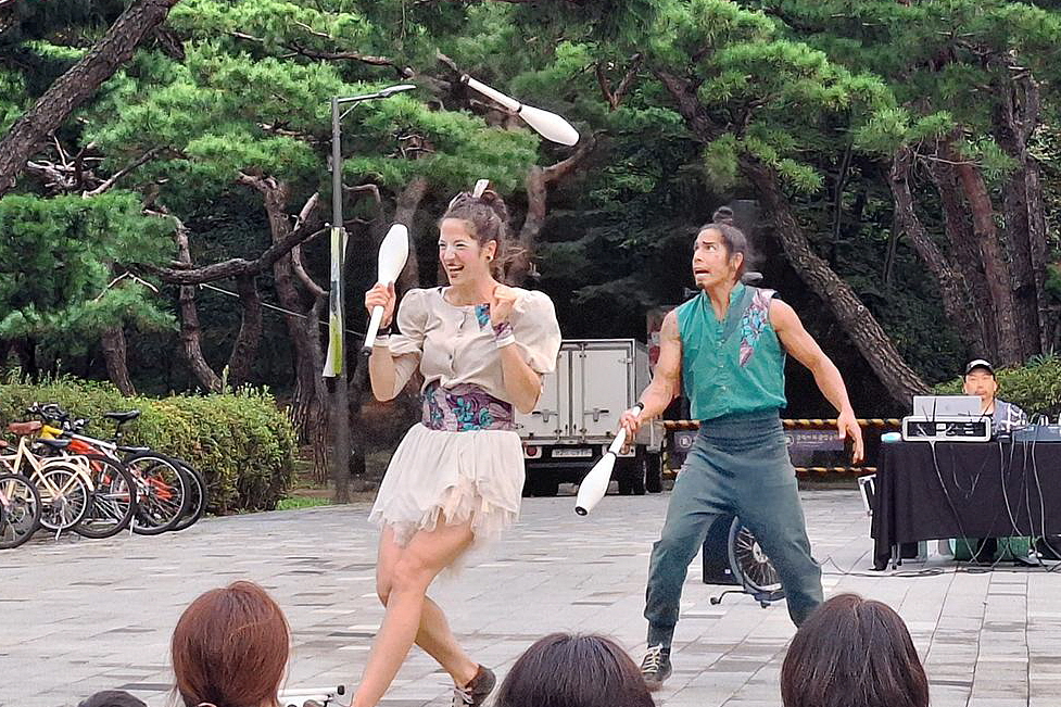 올림픽공원이 서커스장으로 변신?! 도심서 즐긴 이탈리아 거리예술