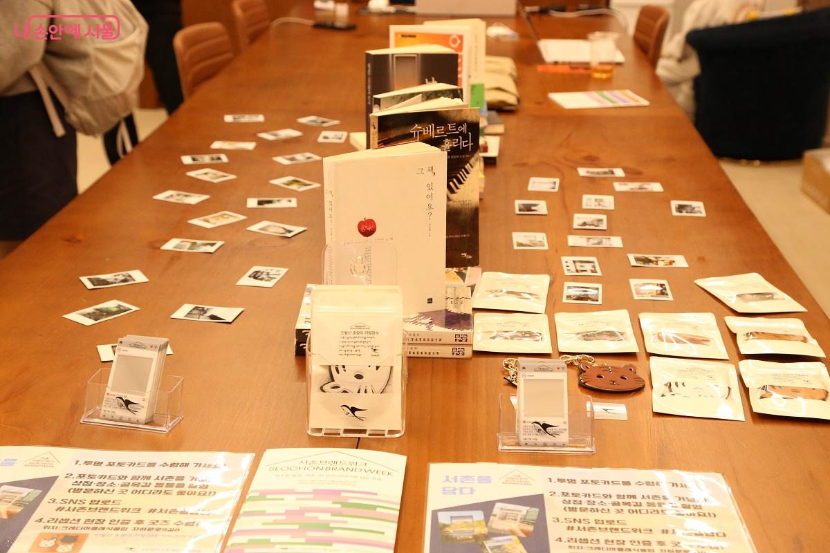 폴라로이드 사진 전시와 책읽기를 체험할 수 있다. ©허혜정