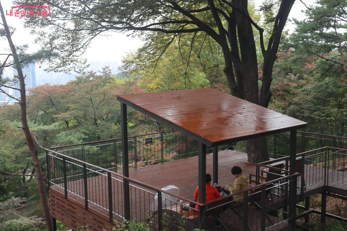 커다란 느티나무 아래 쉼터를 조성한 느티나무 전망대 ©조송연