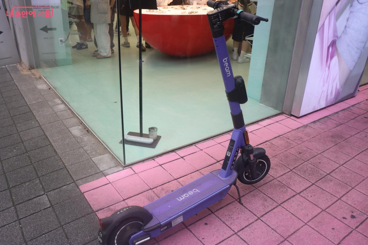 거리 곳곳에 방치된 전동 킥보드 ©조송연