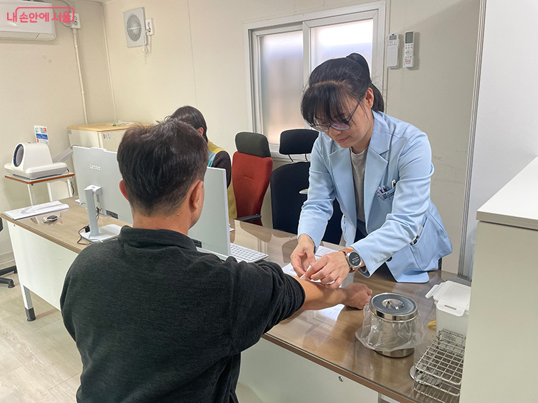 영등포보현종합지원센터 부속의원 현장 진료
