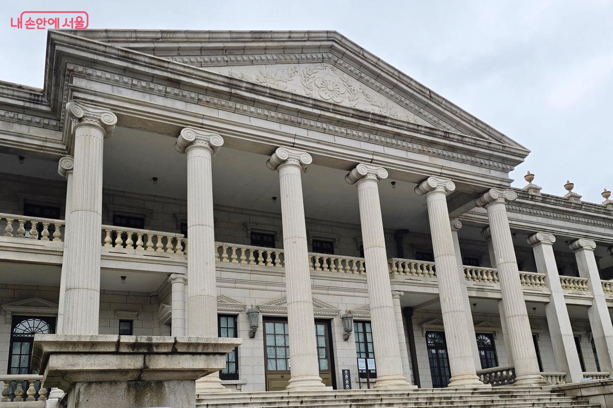 석조전은 내부 관람도 가능하며 사전 예약을 하면 도슨트 프로그램에도 참여할 수 있다. ©김은주