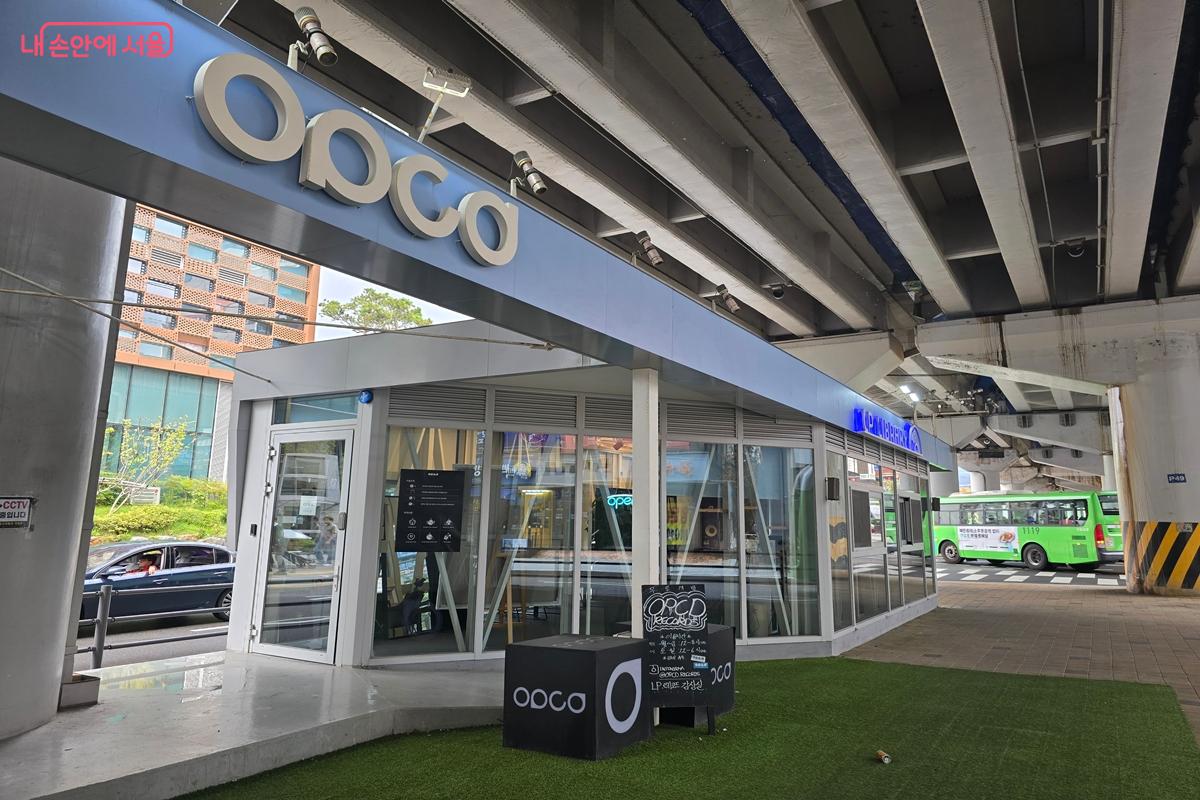 창동역 고가철도 하부에 자리한 음악감상실 ‘OPCD 바이닐 LP 라이브러리’ ©강사랑