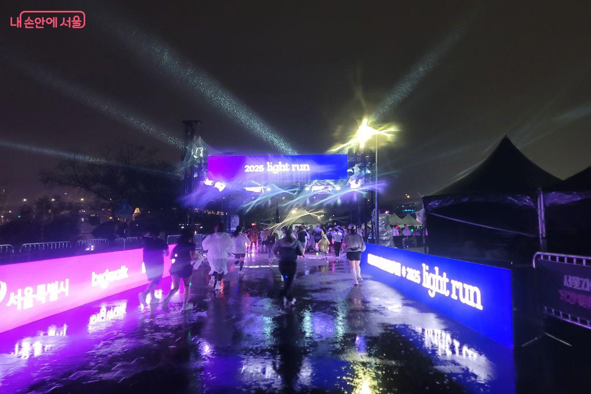 2025 라이트런 참가자들이 5km를 완주하고 피니쉬라인에 들어서고 있는 모습이다.ⓒ이동영