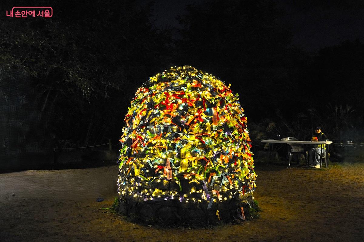 탐방객들이 작성해 매단 소원지가 ‘소원바위’를 장식하고 있다. ⓒ조수봉