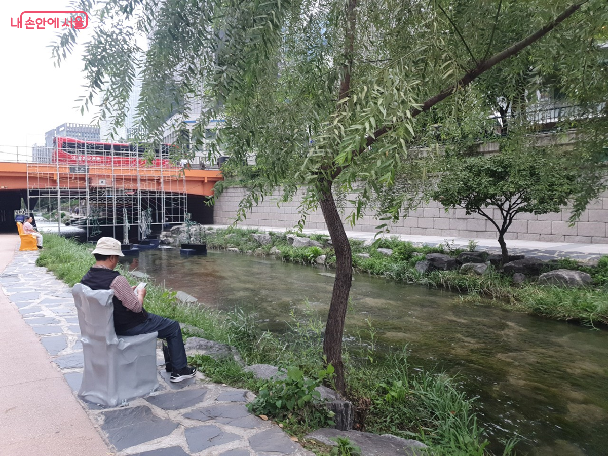 2025 공공미술 프로젝트는 일상에 스며들어 예술의 장을 확장해 나가고 있다. ©엄윤주