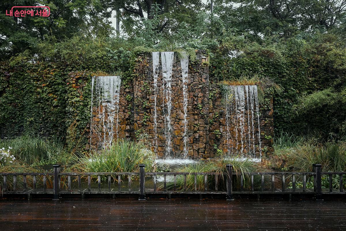 야외 체험장의 아리수 폭포 ©김아름