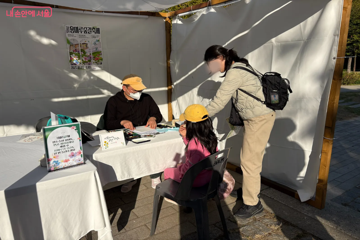 캘리그래피 부스를 체험하고 있는 시민들 ⓒ이혜린