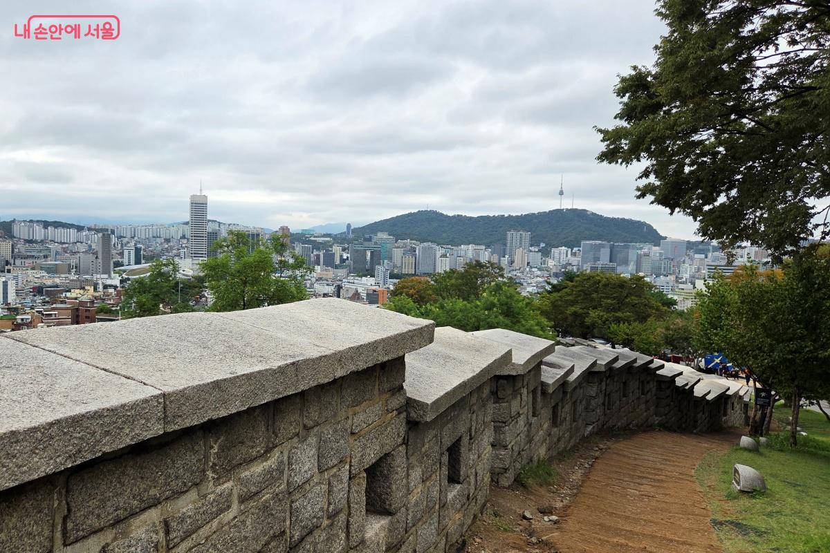 저녁에 더 아름다운 풍경을 담을 수 있는 조망 명소에 도착했다. ©김미선