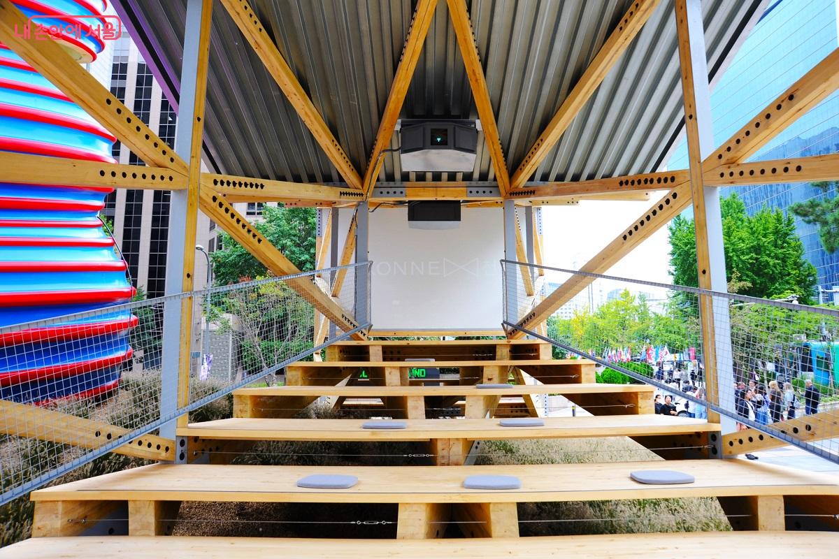 파빌리온 내부에는 계단형 쉼터가 설치돼 있고 누구나 자유롭게 이용할 수 있다. ©조수봉