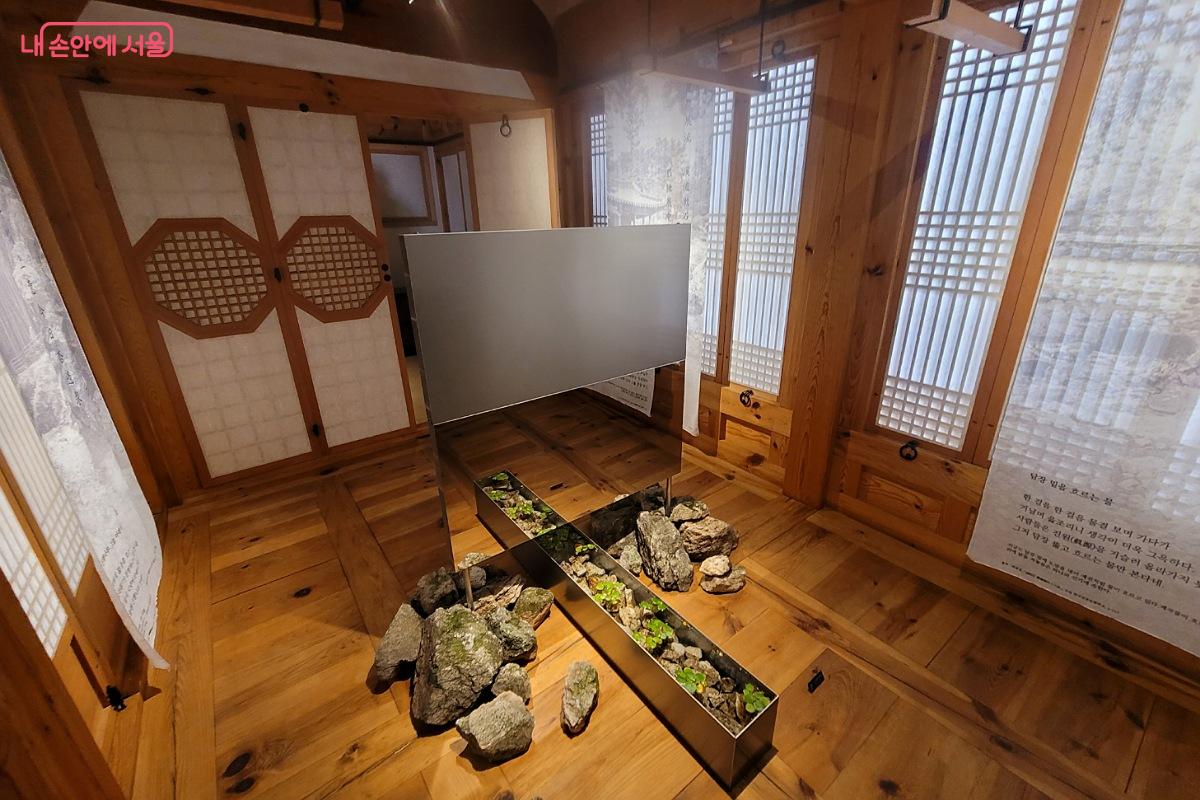 현재 전시가 진행 중인 상촌재 내부 ©박미선