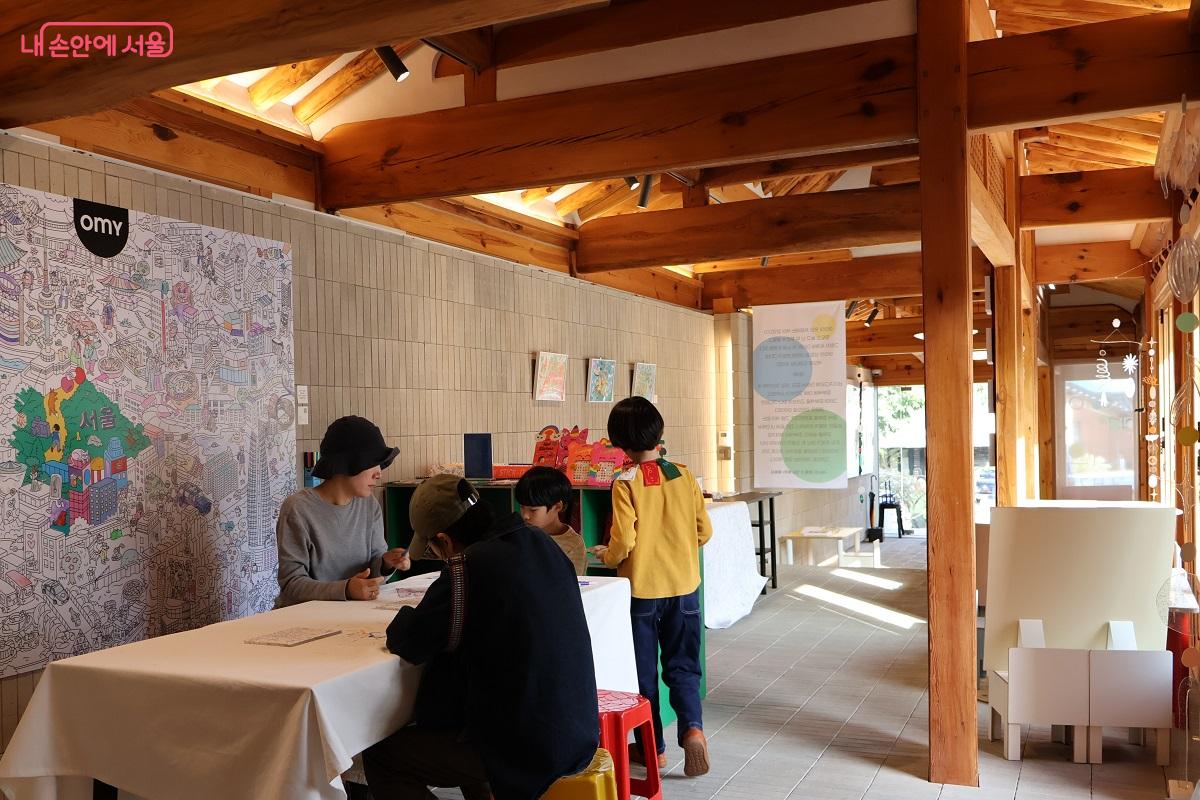 관람객이 각자의 감정과 취향을 색으로 표현해 보는 체험형 프로그램이 진행됐다. ©이봉덕