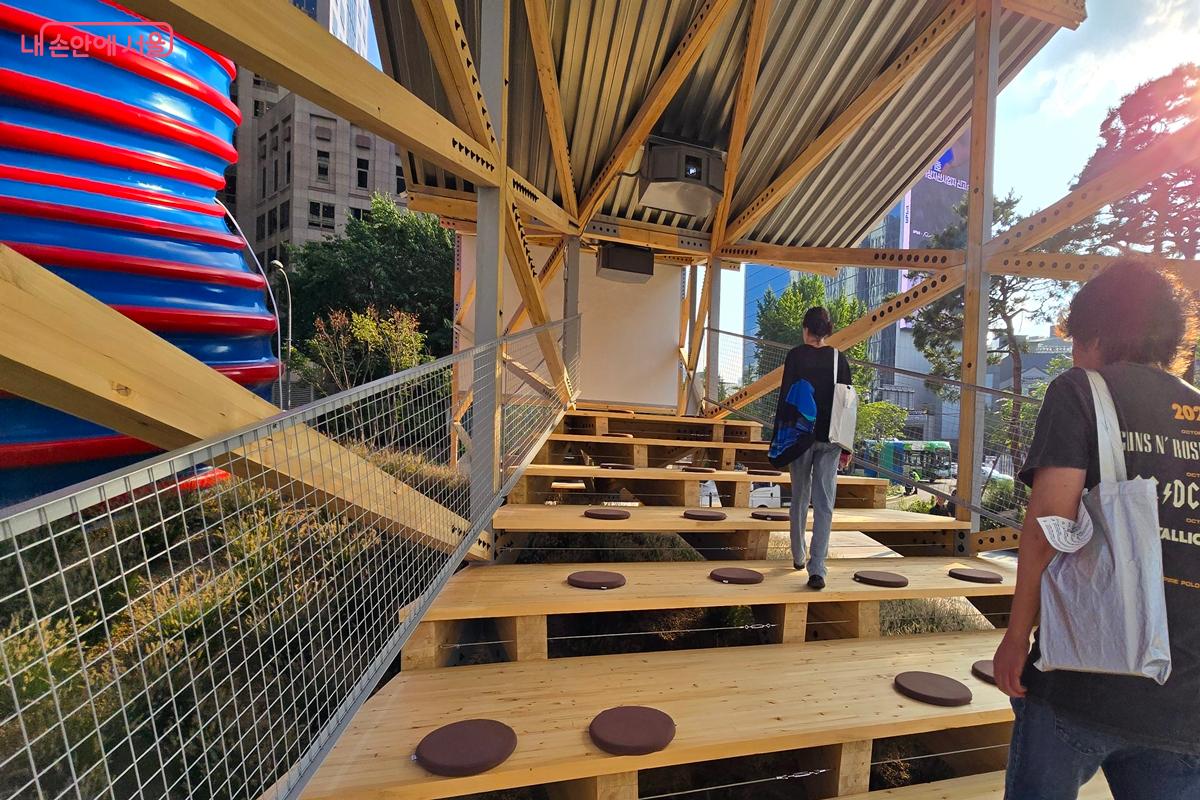 '스프링' 옆에 세워진 목조 작품 '커넥천 파빌리온'으로 올라갔다. ©김윤경
