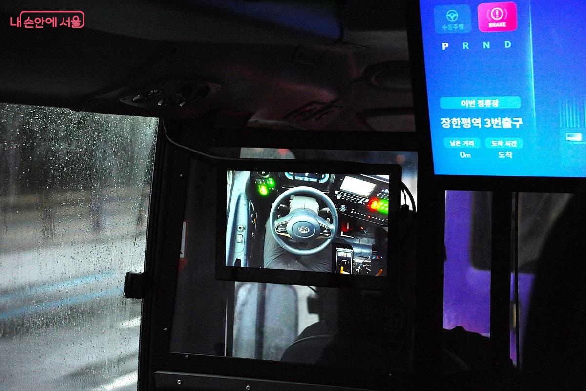 버스 내의 모니터를 통해 자율로 작동하는 핸들을 볼 수 있다. ©조수봉