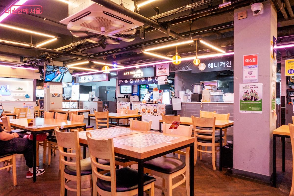 서울훼미리 내부의 시설과 테이블 배치 모습 ©이진형