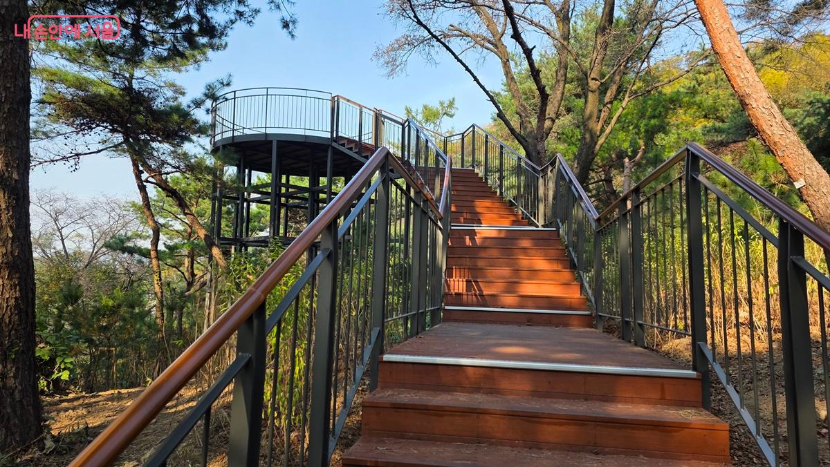 360도 도심 경관을 즐길 수 있는 원형의 솔빛전망대 ©최용수