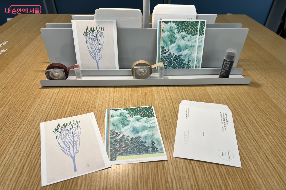 편지를 써서 지정된 장소에 넣으면 계절 끝에 수신인에게 닿는다. ©박지영