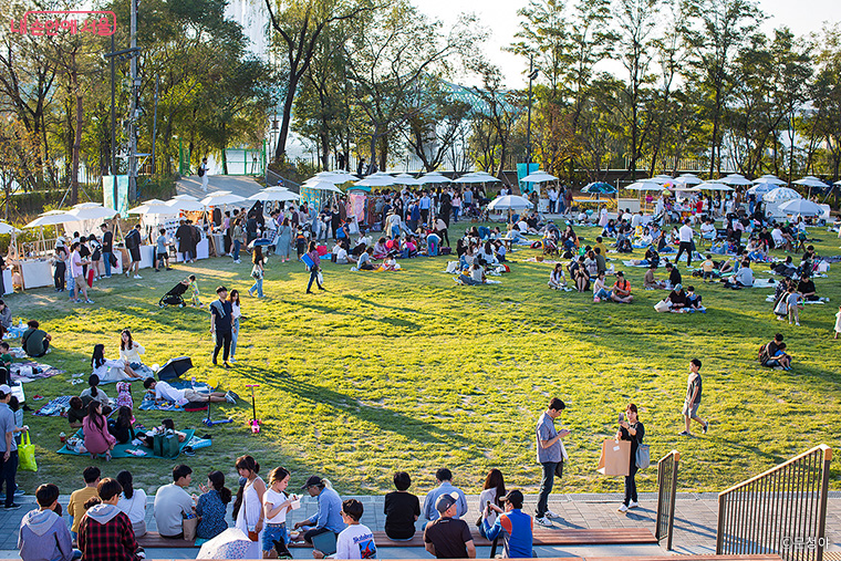 노들섬에서 여유로운 시간을 보내는 시민들
