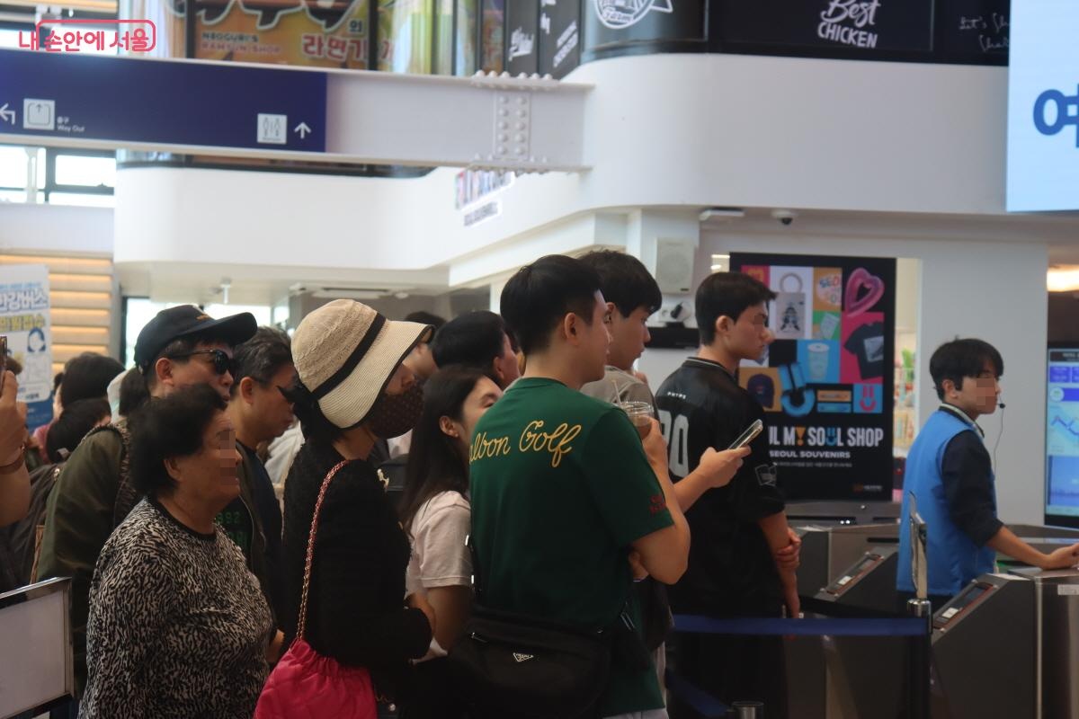 한강버스를 기다리는 수많은 시민들 ⓒ조송연