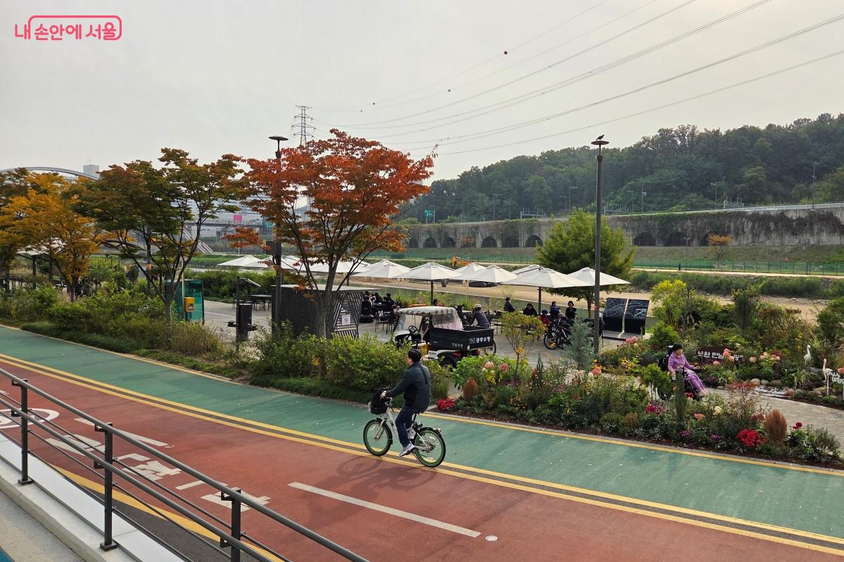 산책하다가 자전거 라이딩을 하다가 쉬어가기 좋은 장소다. ©김미선
