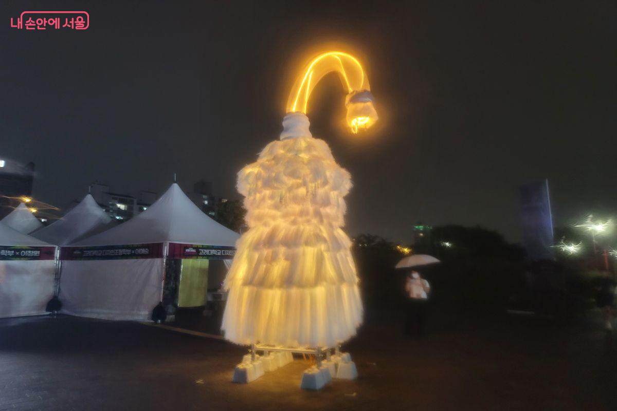 화려한 조명의 작품들이 한강을 빛내고 있었다.ⓒ이동영