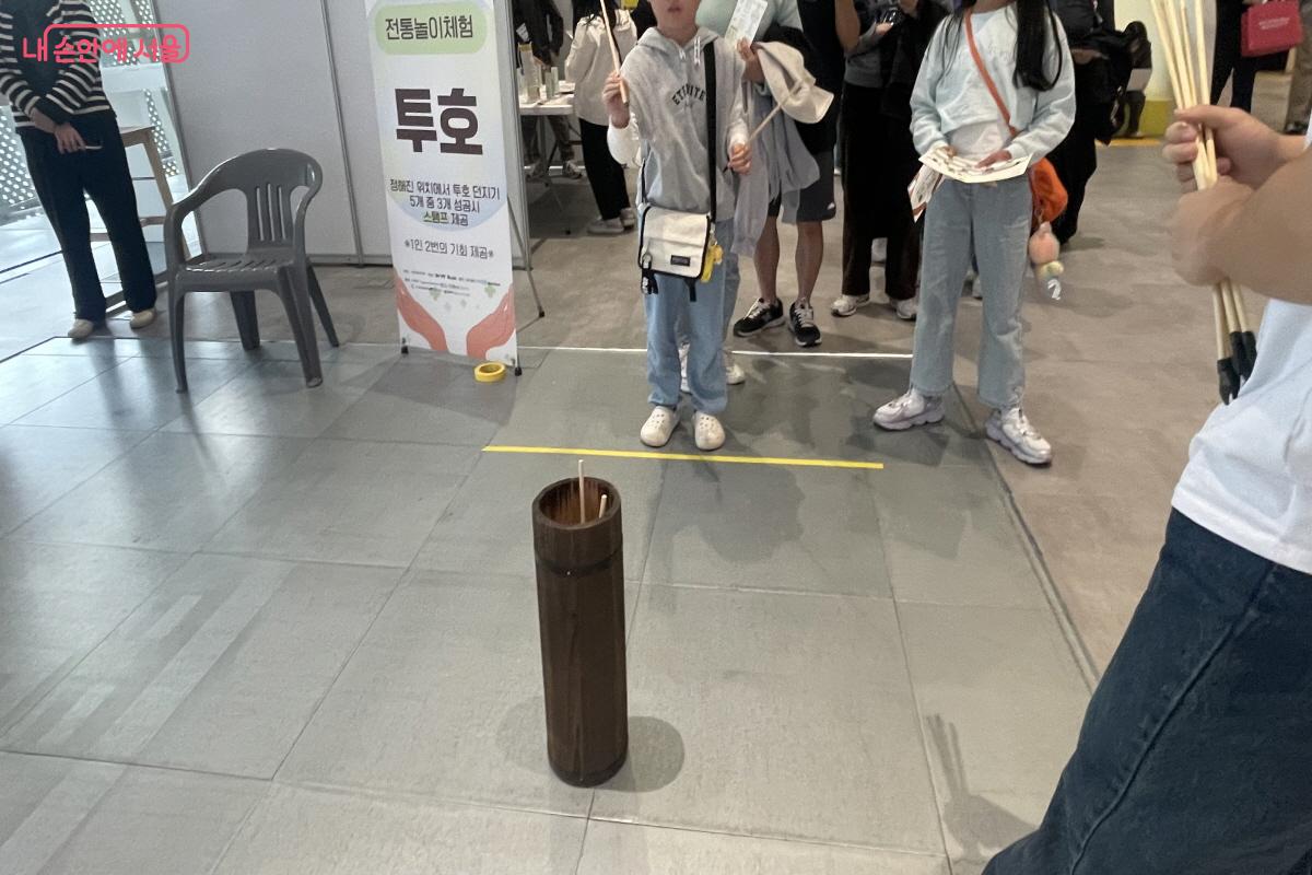 스탬프 투어를 위해 투호 놀이에도 열심인 방문객들 ⓒ이정민  